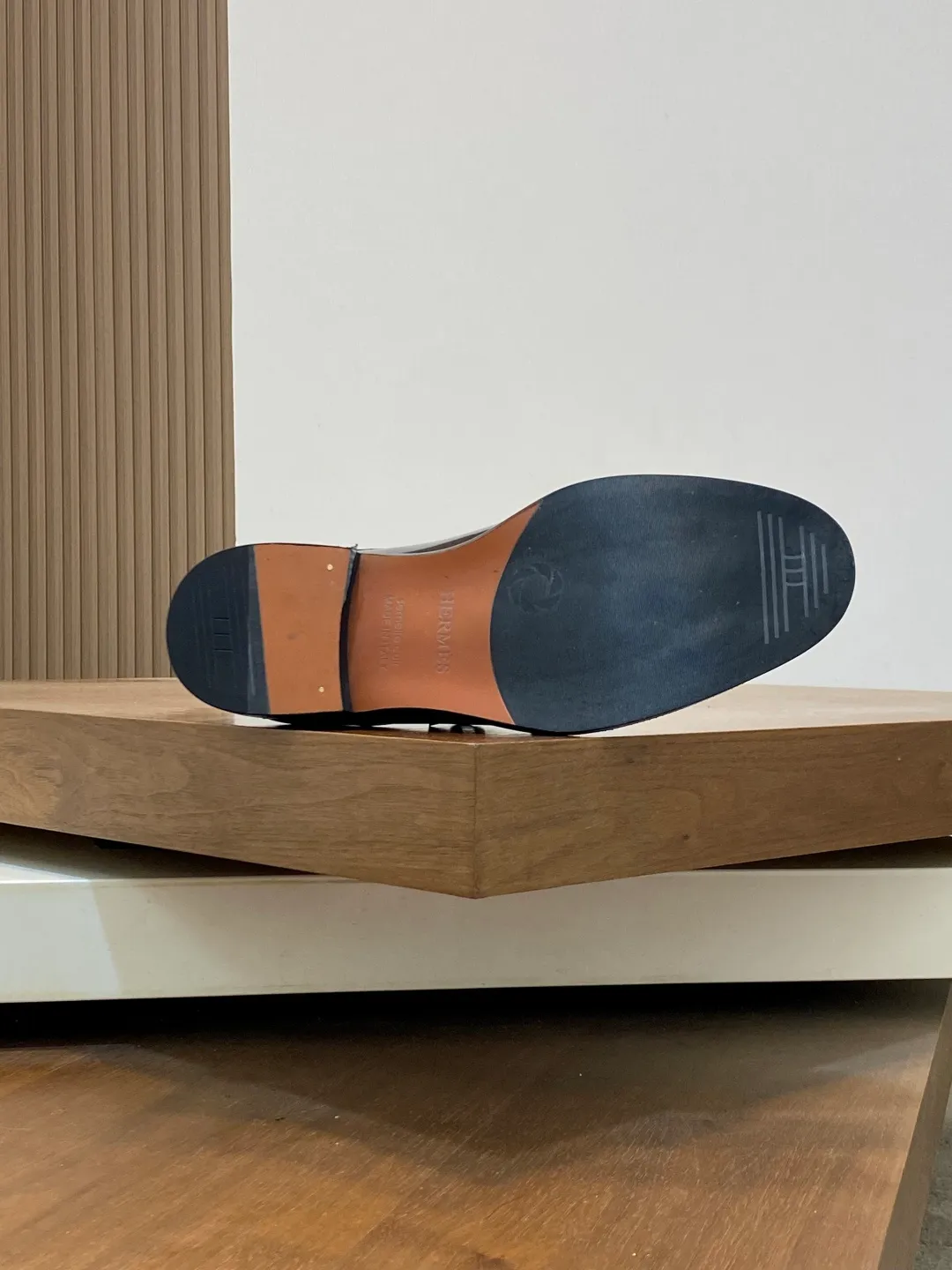 Men's shoes 💰780 HERMES/Hermès GAME slip-on loafers. These loafers are made of matte frosted calfskin. They are equipped with functional Kelly shoe buckles to easily create a fashionable urban style. They are equipped with genuine leather welts and lightweight grooved rubber foam outsole. They have genuine calfskin lining and silk-screen logo feet. They are slip-on design. They are novel and fashionable, with a handsome upper. Comes with a dust bag in the original box! Size: 39-40-41-42-43-44 standard leather shoe size (38/45 can be customized but does not support returns)